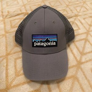 NWOT Patagonia P-6 Logo LoPro Trucker Hat - Forge Grey